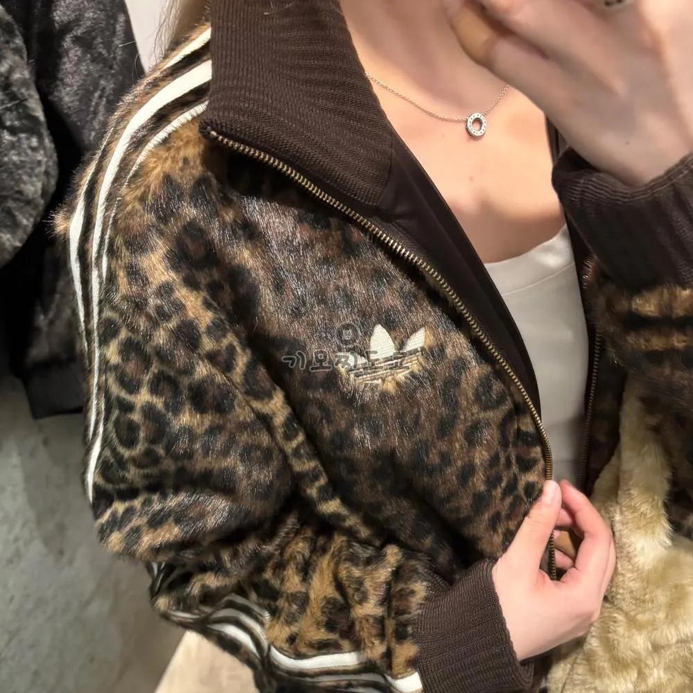 아디다스 오리지널 남녀공용 자카드 레오파드 트랙탑 저지 집업 호피 KU9407