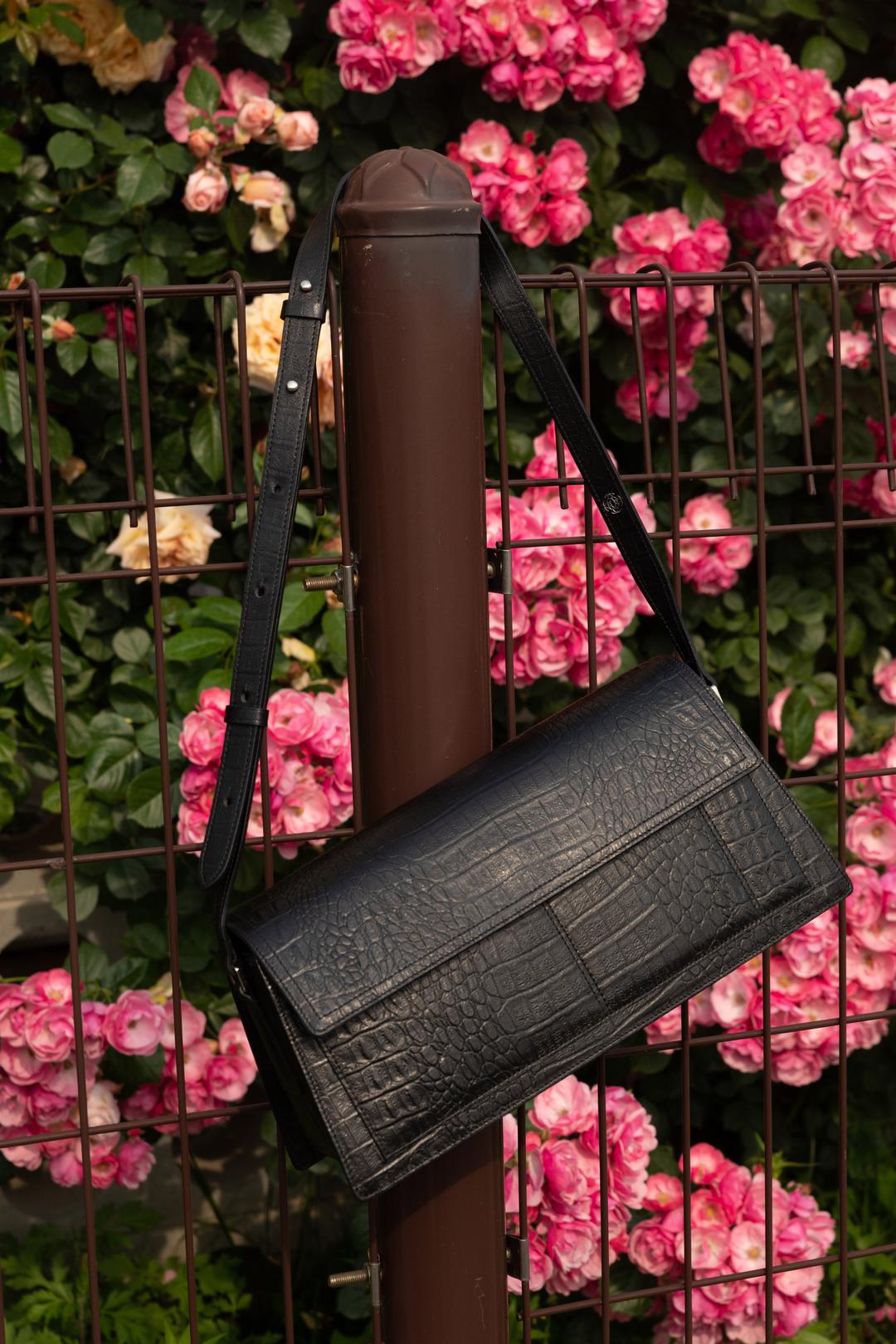 POSTMAN BAG in Croco Black