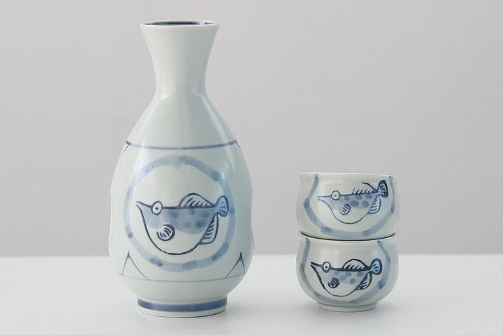 귀여운 복어 일본 도쿠리 사케 술병과 술잔 이자카야