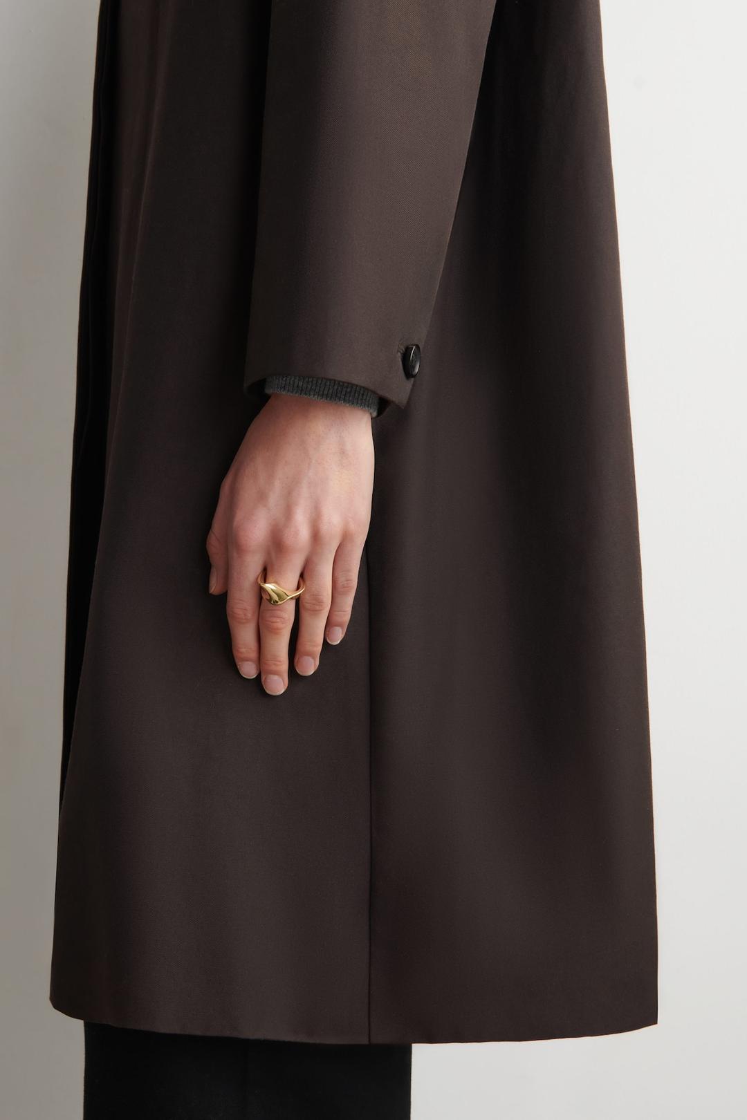 TWISTED RIBBON RING - GOLD | COS