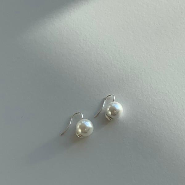 Drop pearl earrings