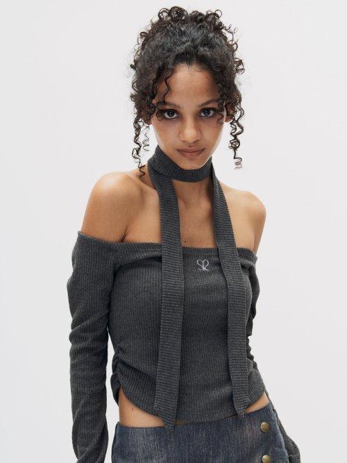 OFF-SHOULDER LOGO CROPPED TOP MUFFLER SET CHARCOAL