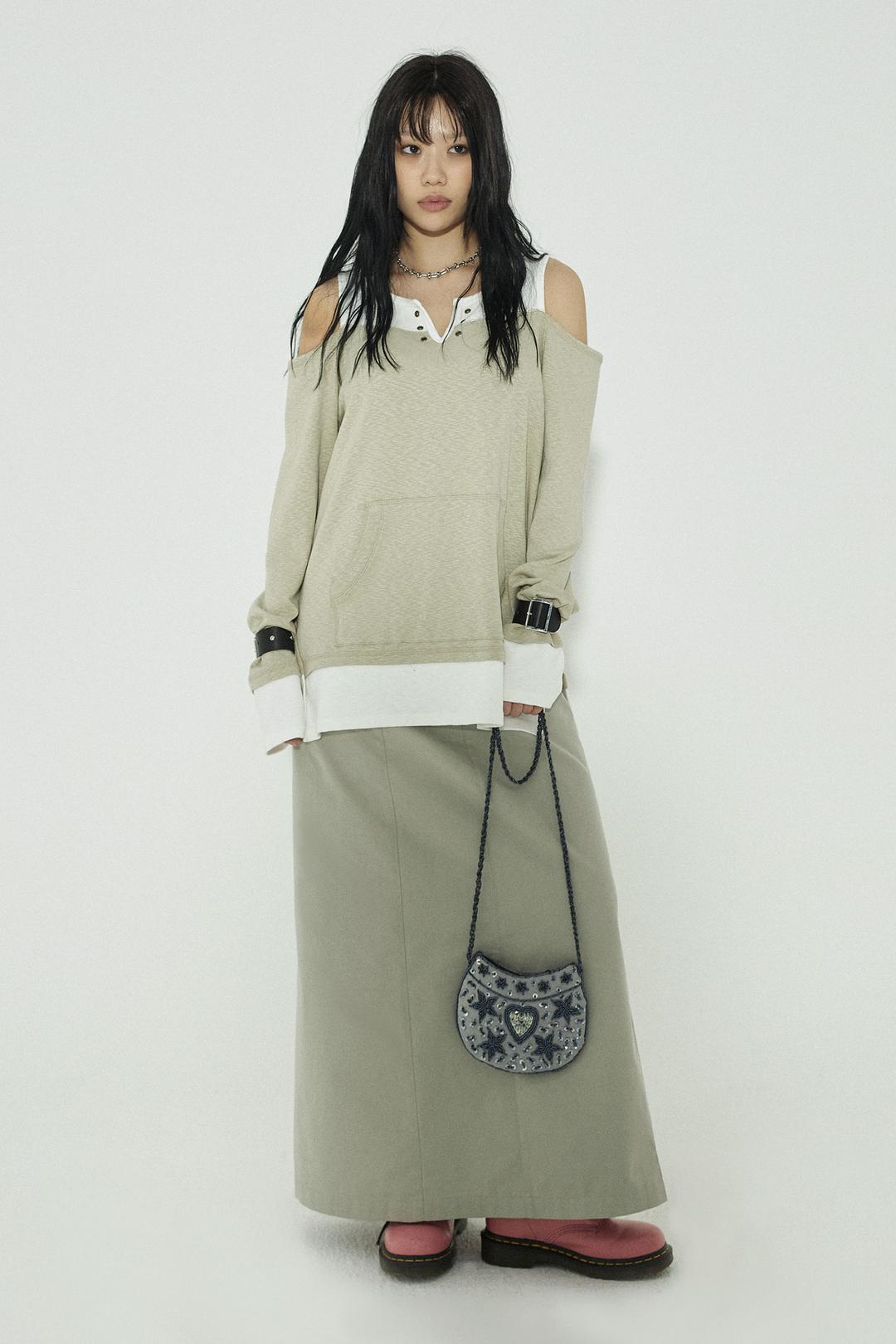 OVERLOCKED OFF-SHOULDER T-SHIRT: YELLOW BEIGE