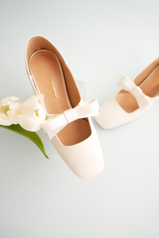 [부티크헤르원]  ﻿Mon Chou Ribbon Mary-jane Flat Shoes_ 몽슈 리본 메리제인 플랫 펌프스_스트랩힐_화이트 아이보리 23SS_ 웨딩슈즈 미들힐_새틴