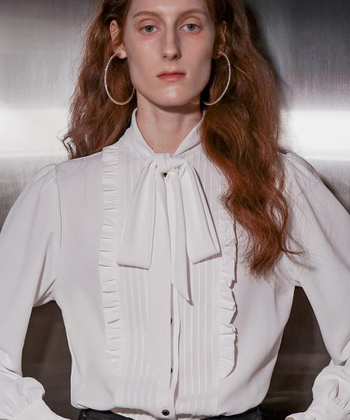 푸시 보우 플리츠 플래스트런 블라우스[White(WOMAN)]_UTS-FS49