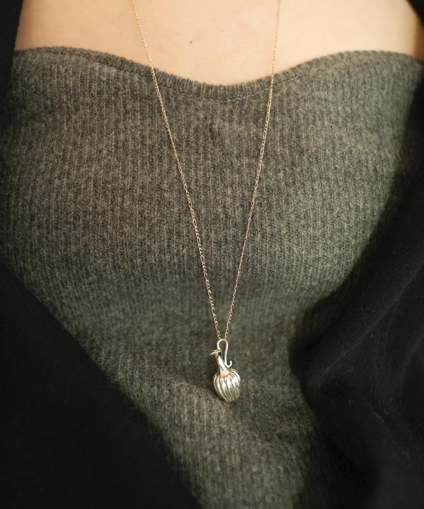 Poem vase_Bold Silhouette