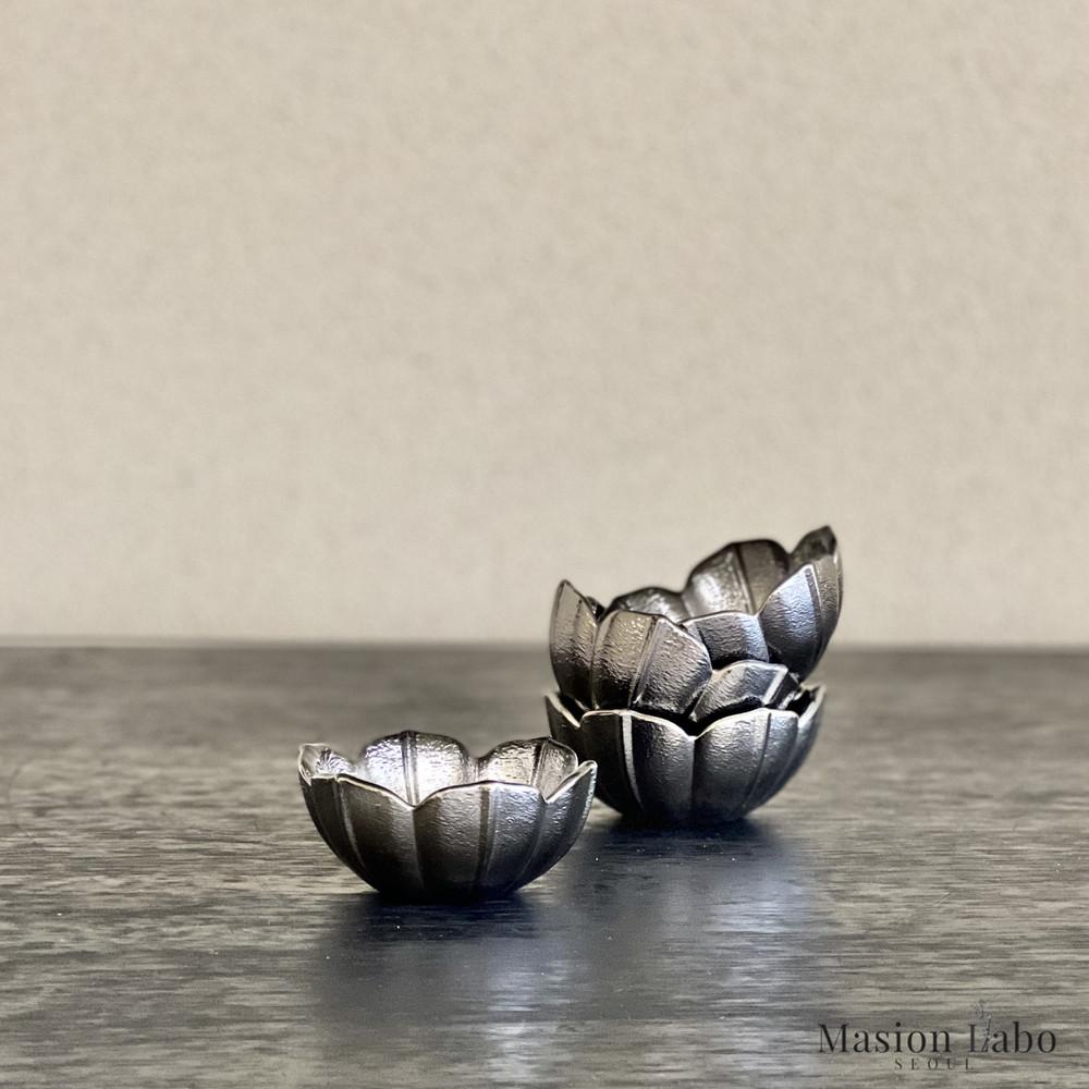 [ 일본 핸드메이드 유리 ] 메탈릭 실버 글라스 플라워 소스볼 / 꽃 모양 종지