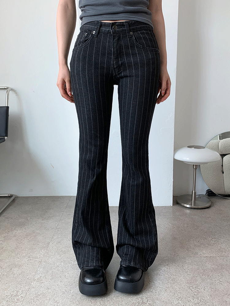 케인코 스트라이프 부츠컷 블랙 데님 팬츠
