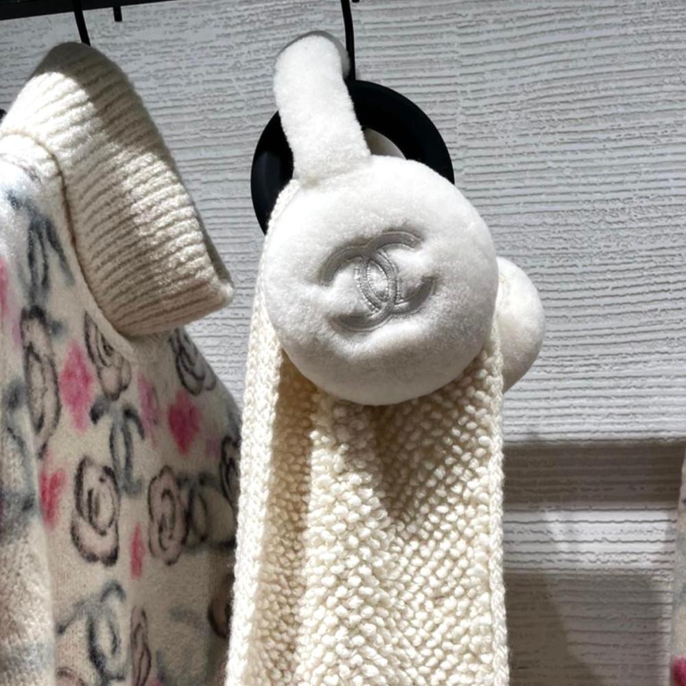 샤넬 24N 코코네쥬 귀마개 CC로고 양털 이어머프 시어링 아이보리 AAA431