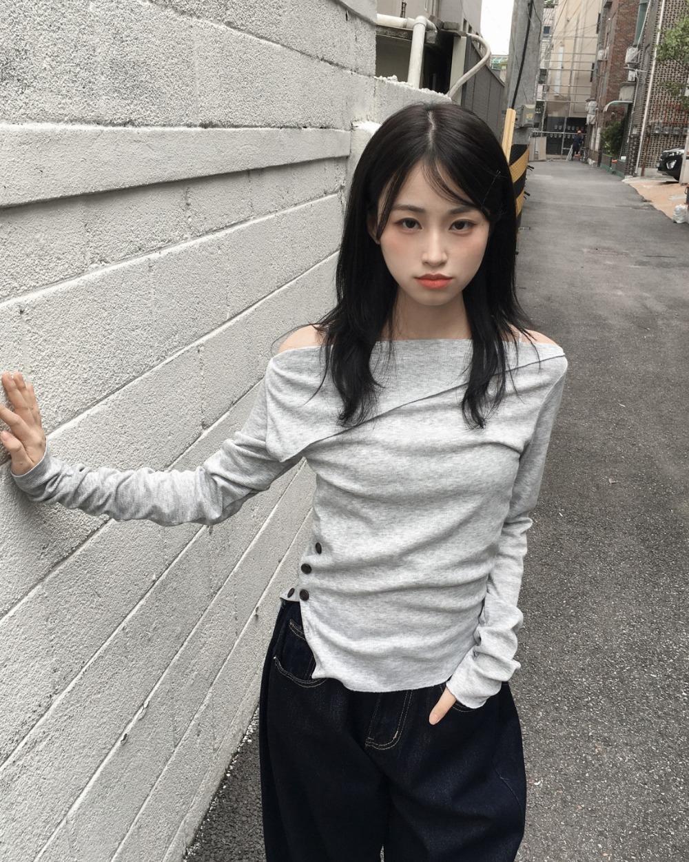 언버티 forte button off-shoulder t