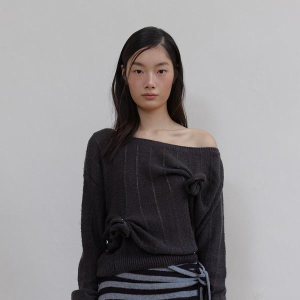 ROSE BROOCH ONE SHOULDER KNIT (CHARCOAL)