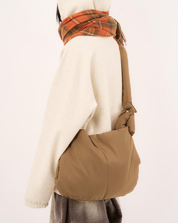 앰블러 패디드 크로스 백