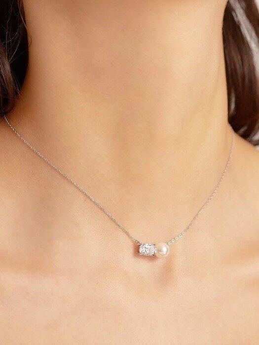 빅토리아 쿠션 & 펄 목걸이 (Victoria Cushion & Pearl Necklace)