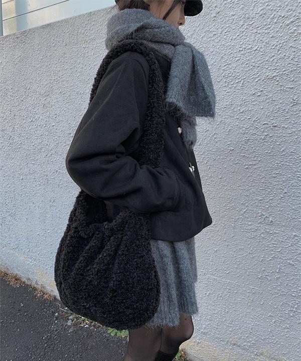 산하 양털 숄더 크로스백