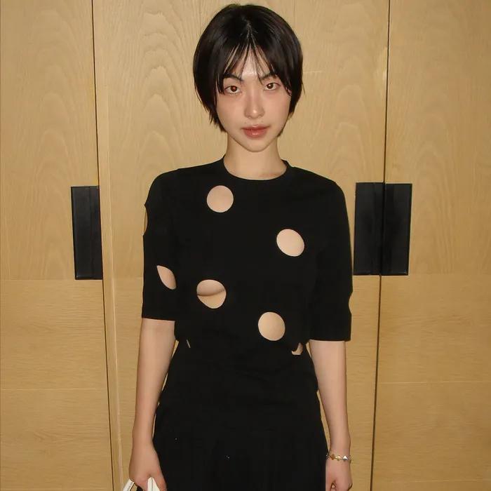 HOLE DETAIL T-SHIRT_BLACK