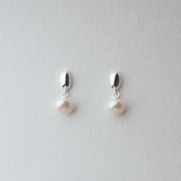 Dot drop Pearl Earring