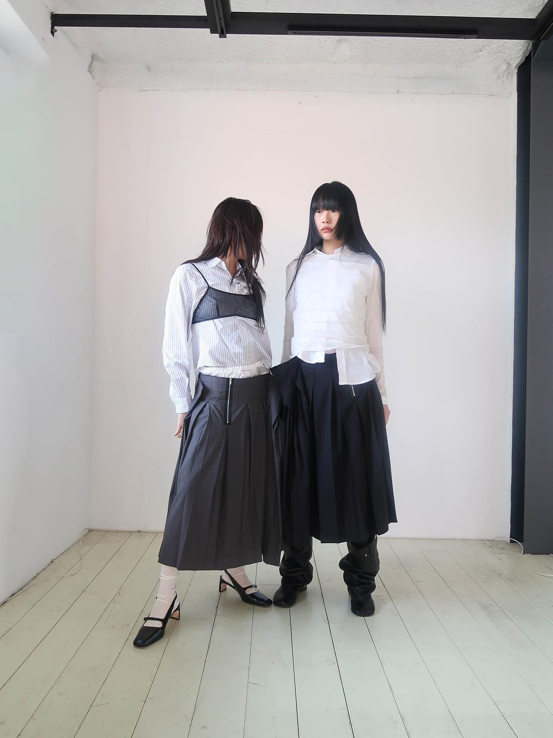 WING PLEATS SKIRT IN BLACK