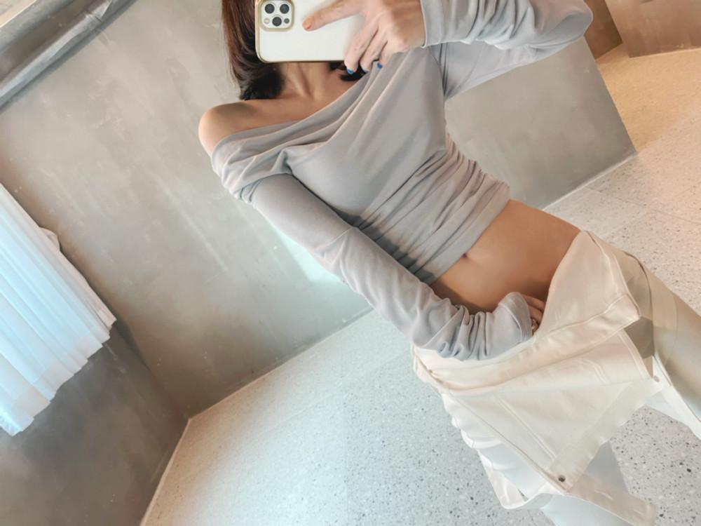 아뮤T 2컬러 모달 셔링 오프숄더티 찰랑하고 신축성좋은 차르륵 적당한슬림핏 여리핏