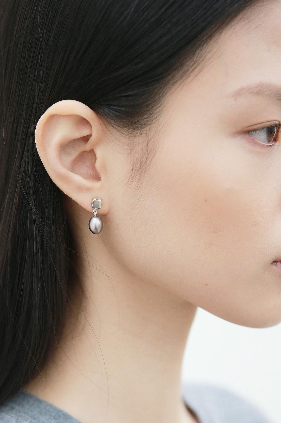 square pearl earring /gray