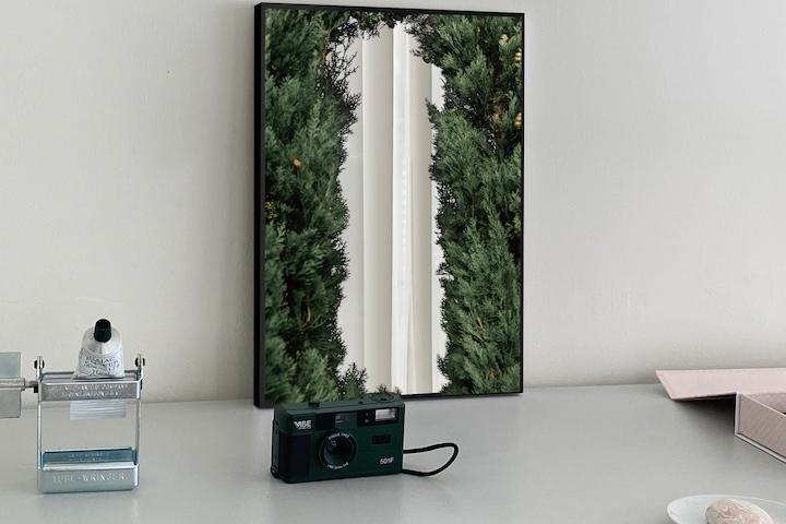 위트있는 장면 사이로 비치는 모습, 인테리어 포스터 미러 모음