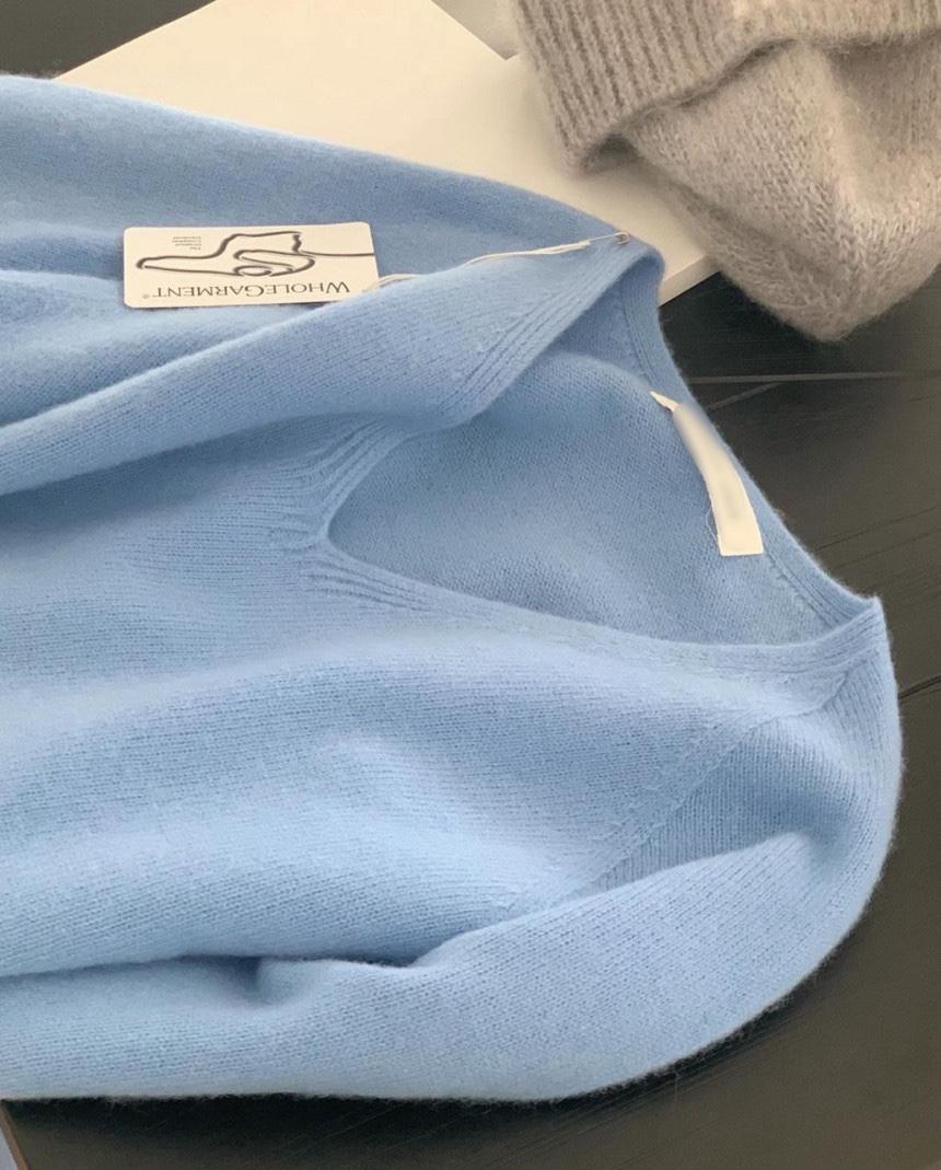 바이더플랫 스카이 울100 홀가 브이넥 니트