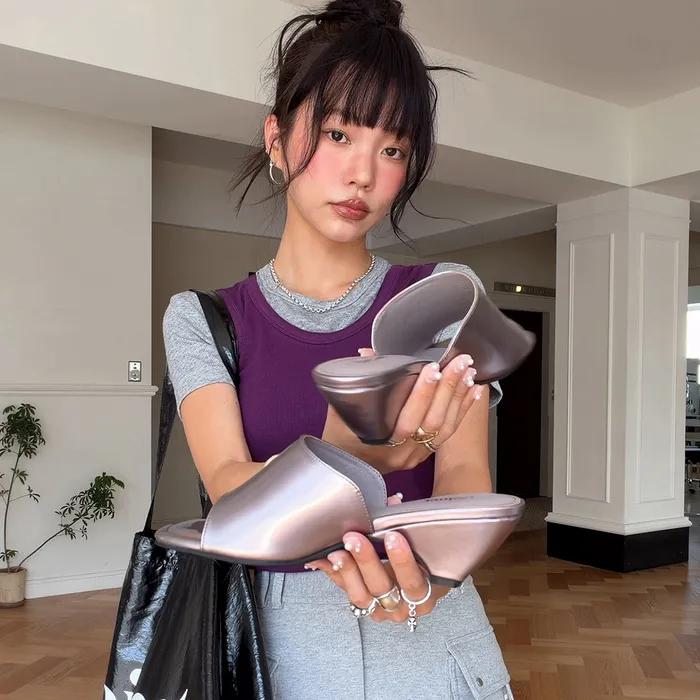 ENAMEL SLIPPERS IN LIGHT PURPLE
