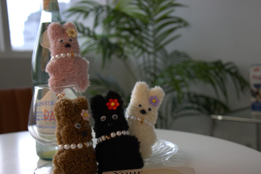 꽃을 단 토끼 키링 진주목걸이를 한 토끼키링