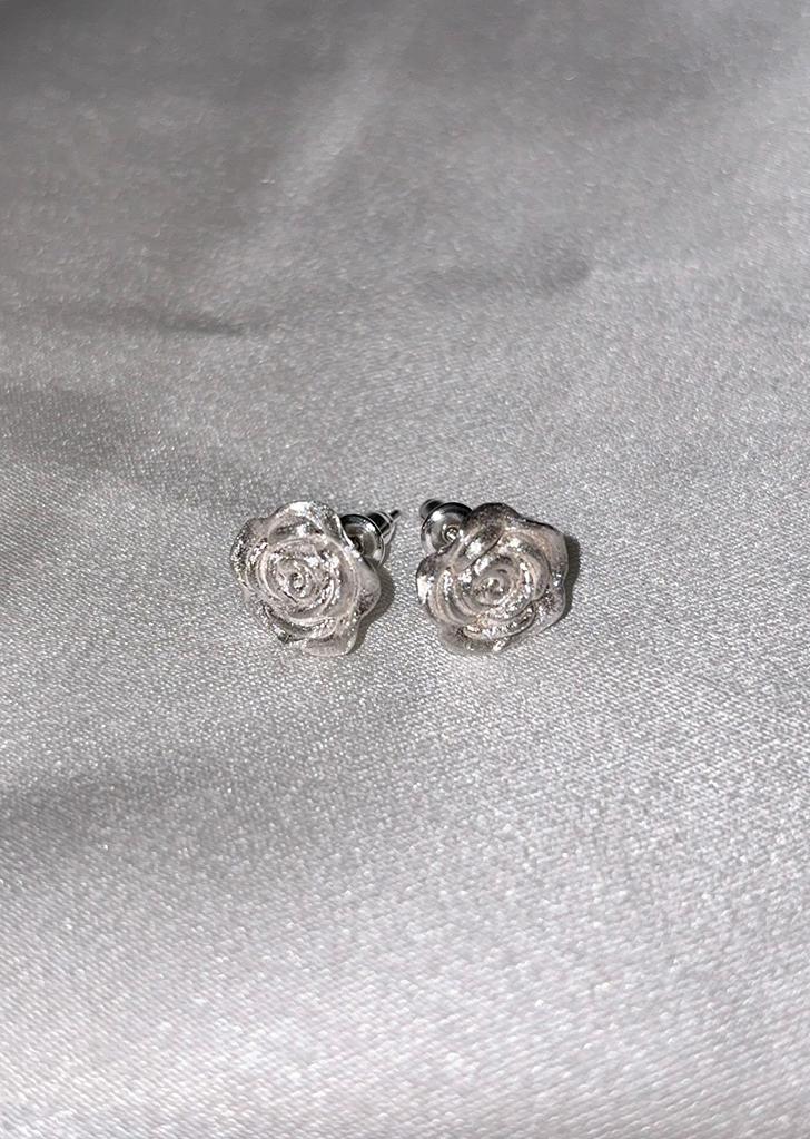watery rose earring
