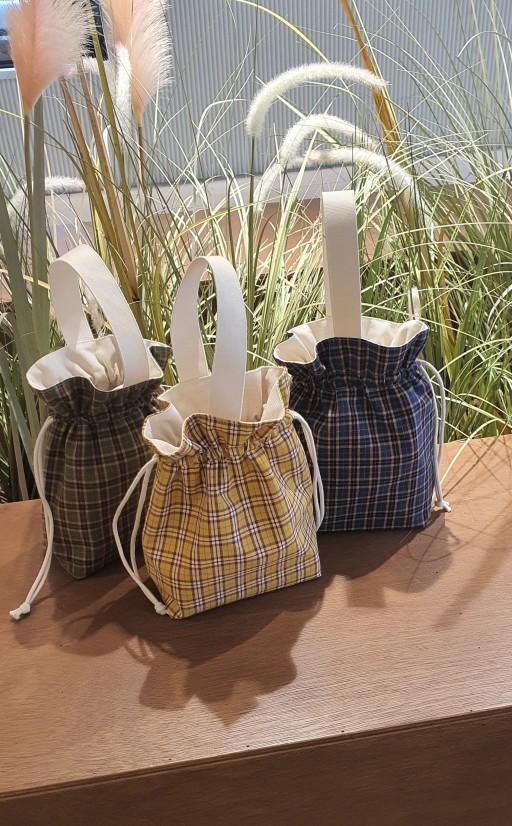 체크 스트링백 손목가방