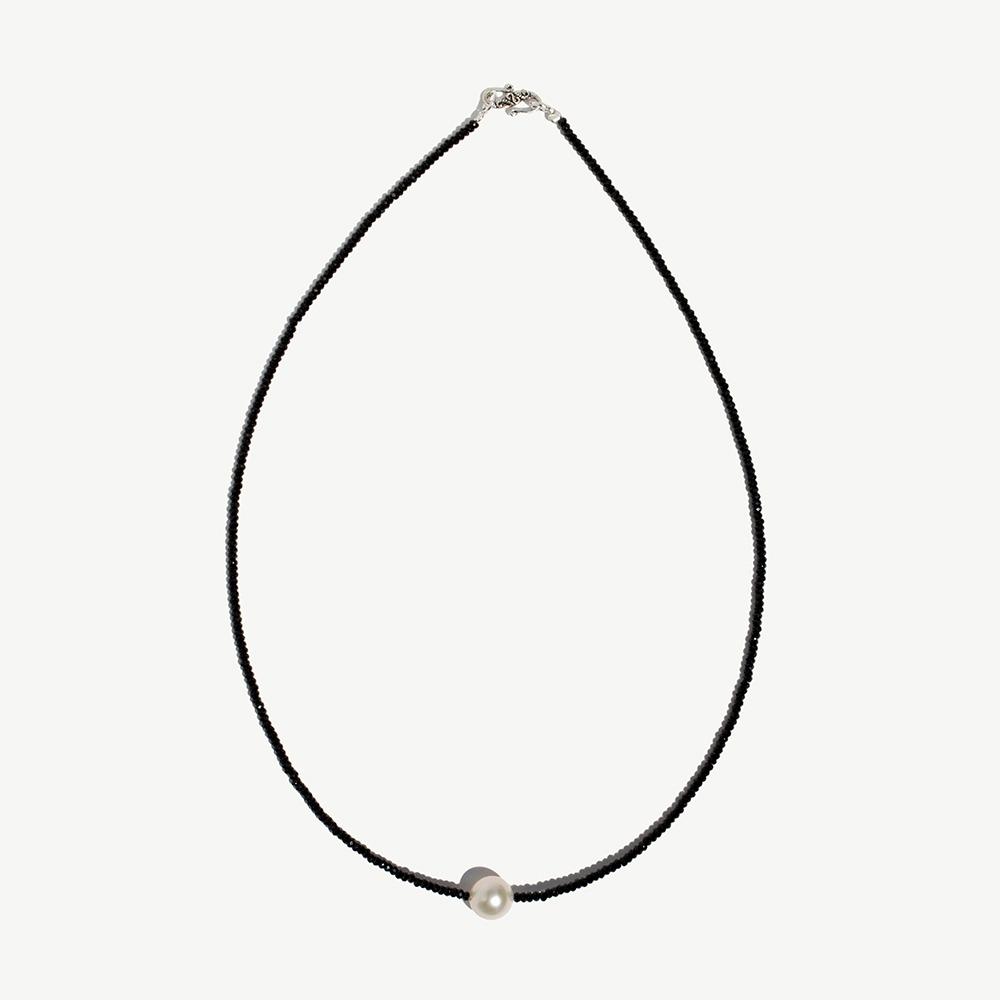 Essential pearl necklace_black spinel