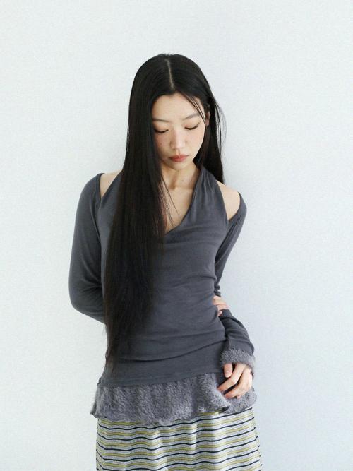 스카프 퍼 프릴 티셔츠(차콜)