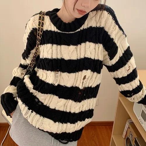 데미지 스트라이프 니트 그런지 꽈배기 라운드넥 빈티지 루즈핏 오버핏 빅사이즈 오버사이즈 여리 아방 낙낙 봄 가을 겨울 데이트 여친룩 캐주얼 대학생 새내기 줄무늬 러블리 귀여운 단가라 데일리 유니크 스트릿 힙한 트렌디 베이직 기본템 꾸안꾸 블랙 화이트