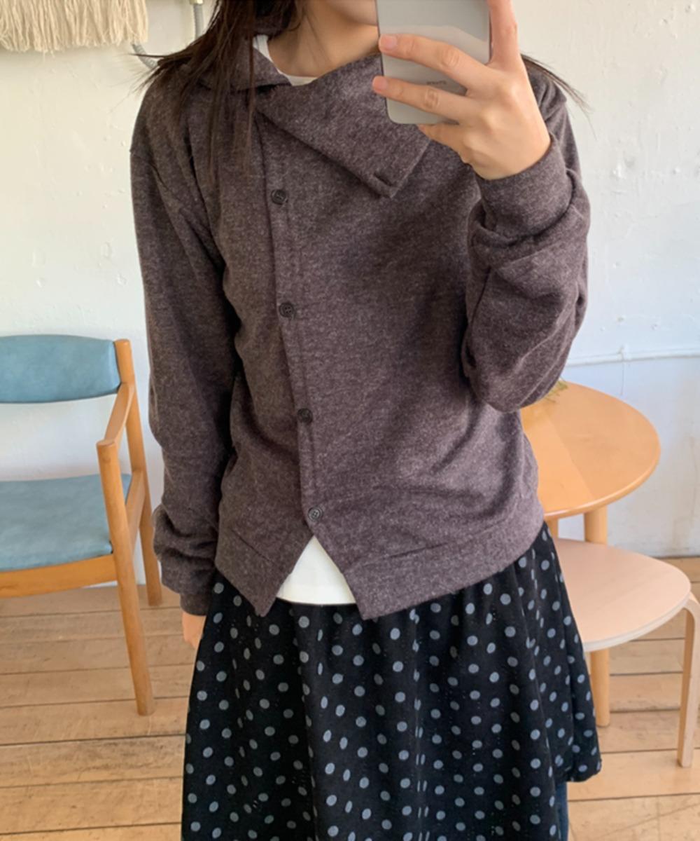 러브앤드팝 피어 사선 단추 가디건