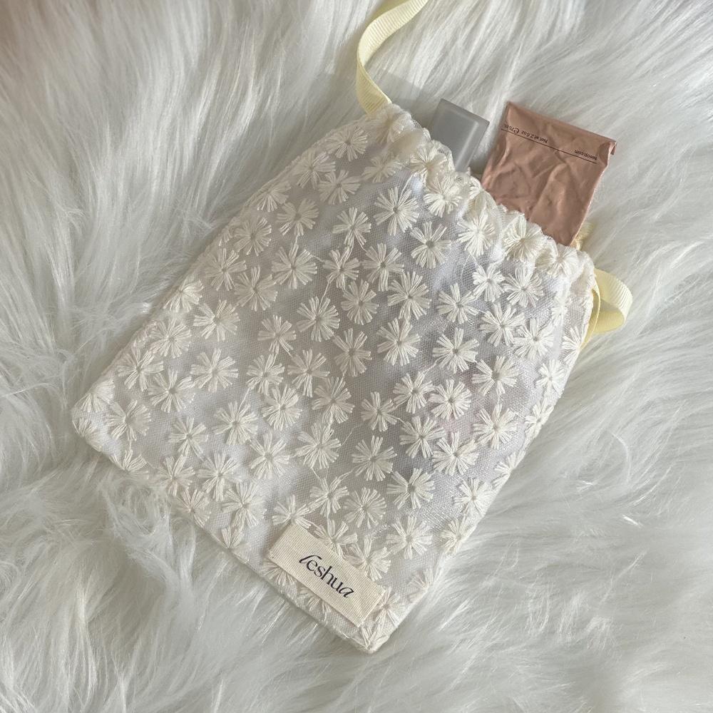 Daisy lace pouch