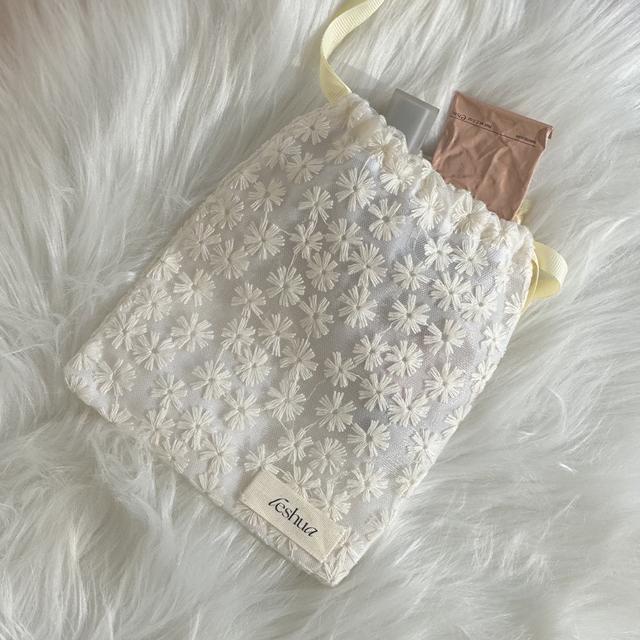 Daisy lace pouch