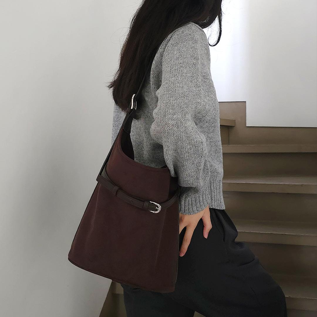 벨티드 스웨이드 버킷백