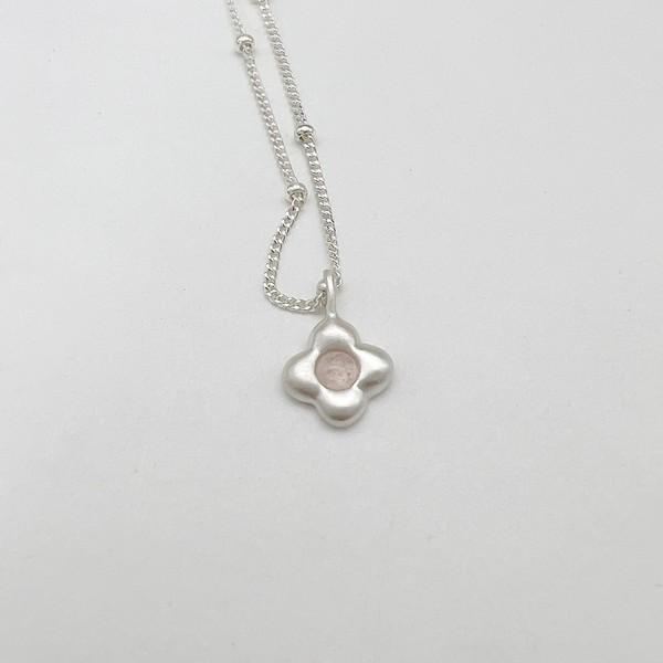 EGG FLOWER NECKLACE (STRAWBERRY QUARTZ)
