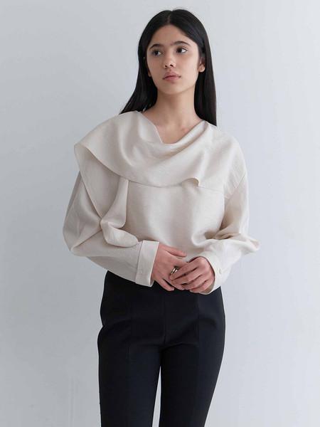 [온앤온] 넥 드레이프 블라우스 NEW6SB210