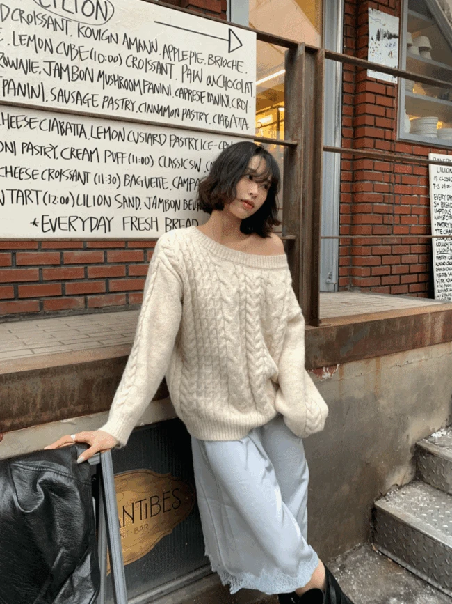 [봄신상] 언발 숄더 오버핏 꽈배기 니트