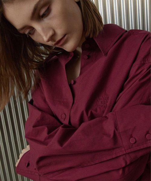 버튼 디테일 자수 셔츠 와인