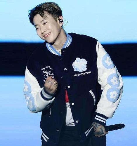 Vandy the pink RABBIT 반디 더 핑크 래빗 박재범 바시티 자켓