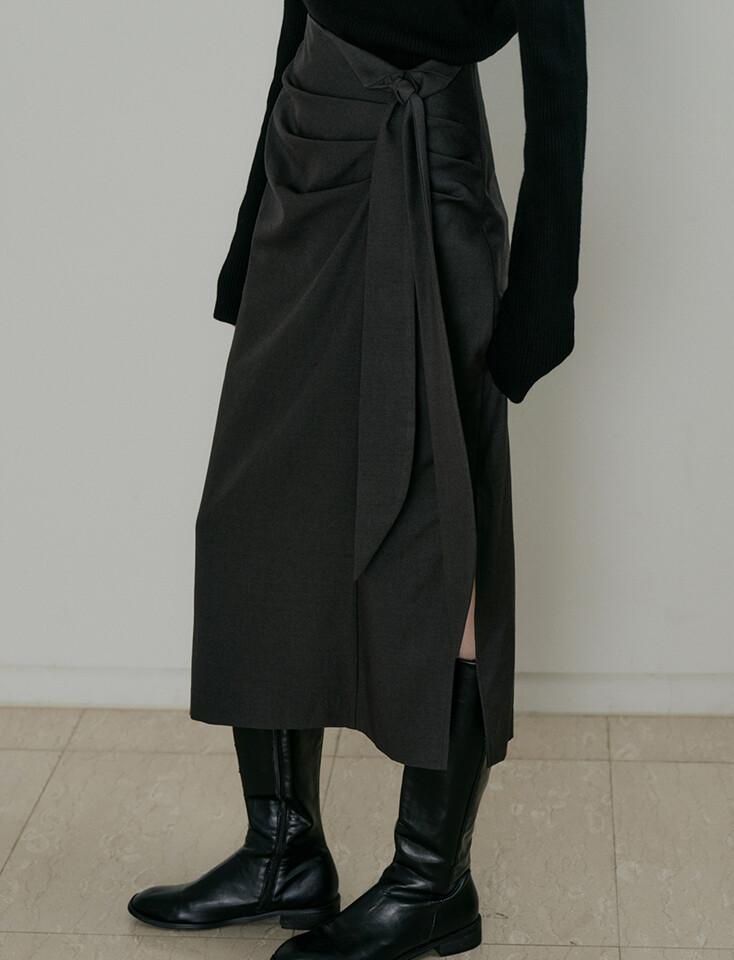 comos 1507 belted point side slit skirt (charcoal)
