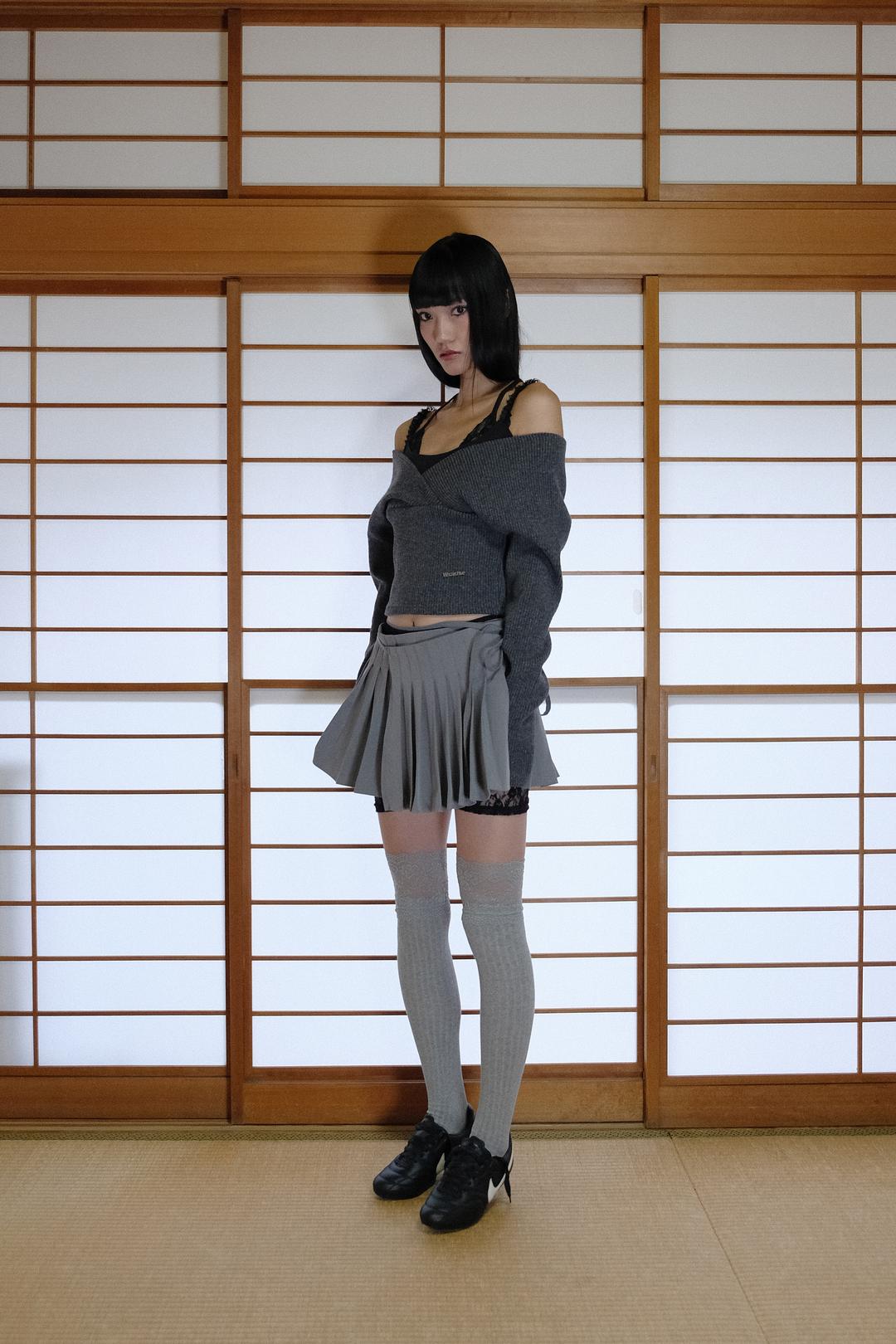 Deep V neck knit 003