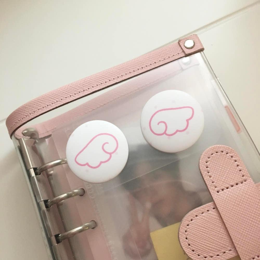 로즈멜리클럽｡ 날개 캔배지 (2ea)