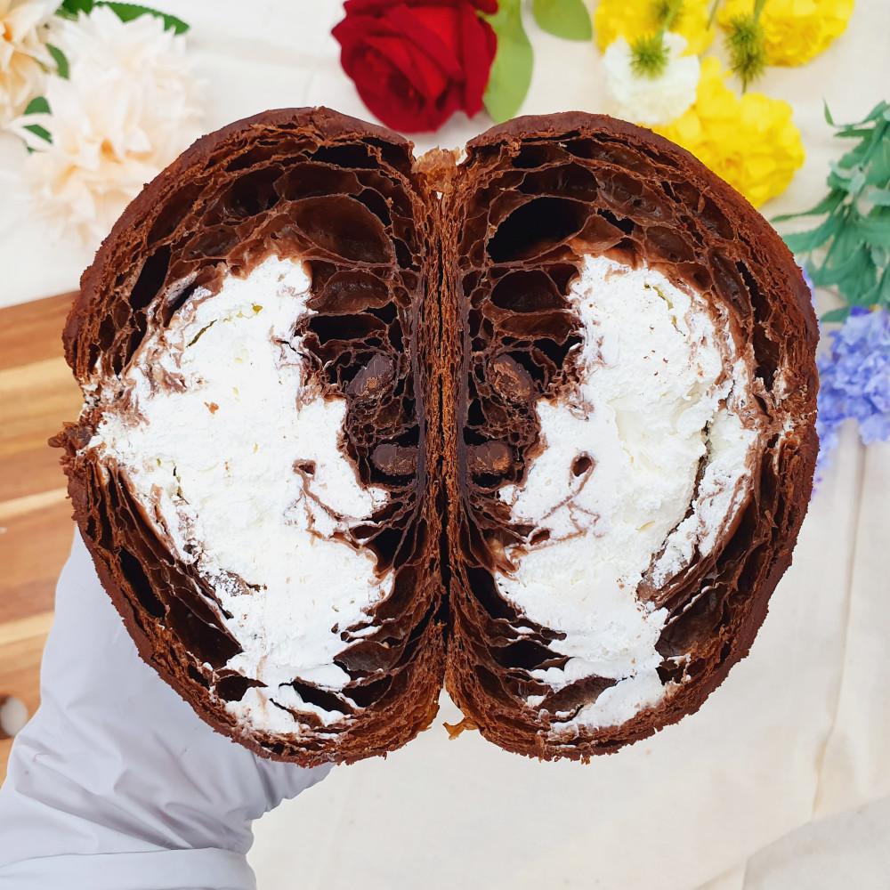 [라푀유크로와상] 더티생크림 발로나 초콜릿 스틱이 들어있는 초코페스츄리 더티초코안에 헤이즐넛향 고소한 생크림이 가득 가득 들어있는 대표 시그니쳐