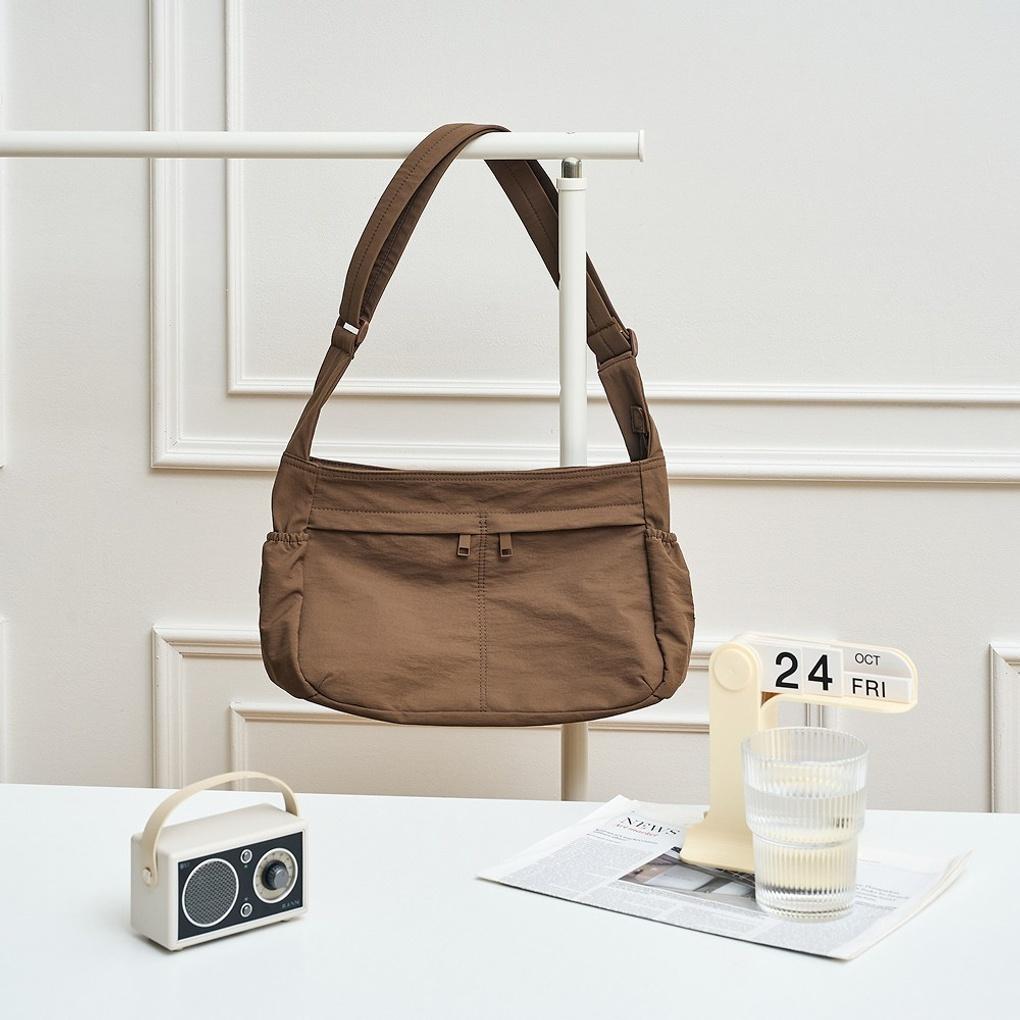 컬러 레이어드 생활방수 포켓 숄더백 브라운_FS0125015