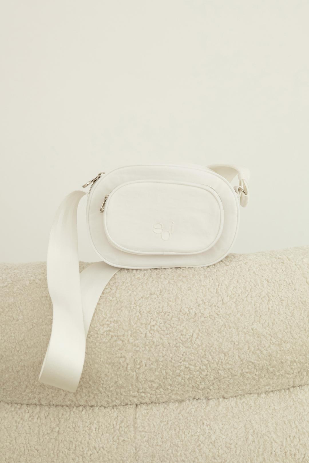 oO BAG WHITE