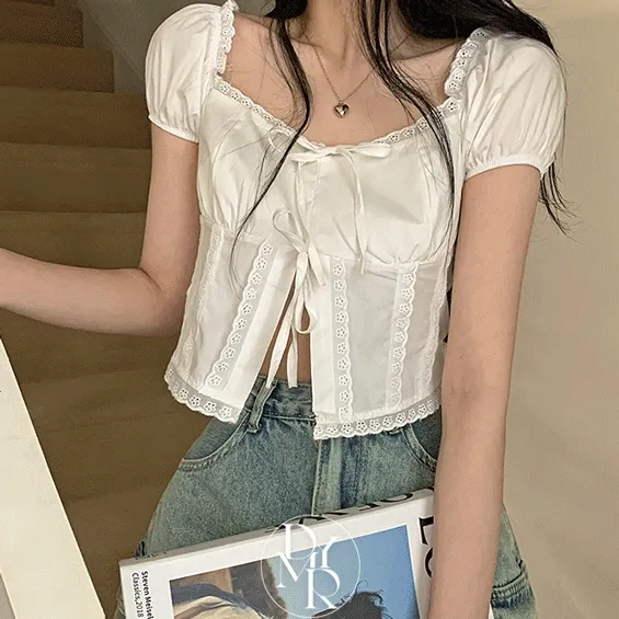 [💘러힙!/대대장템] 프릴 레이스 리본 스퀘어넥 펀칭 밴딩 오프숄더 트임 크롭 반팔 블라우스