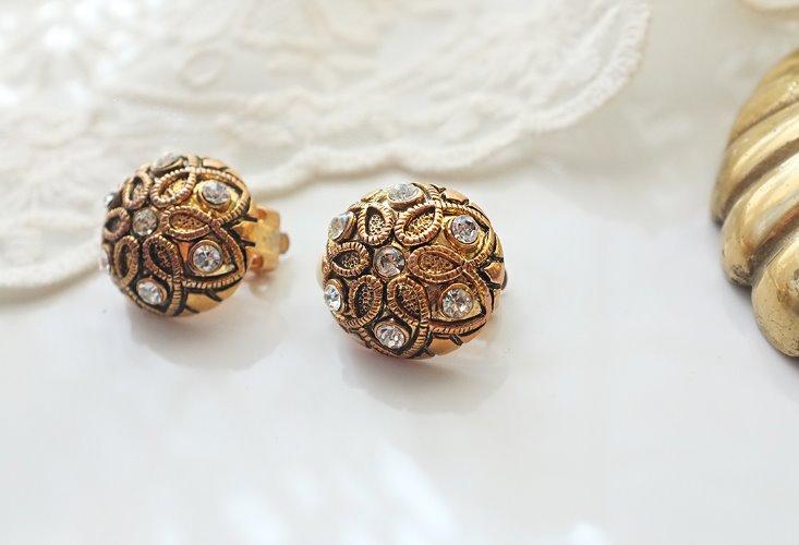 Round button ethnical vintage earrings