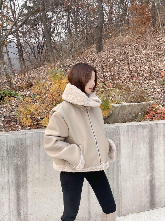 오버핏 하이넥 퍼 라이더 무스탕 자켓_로즈화이트